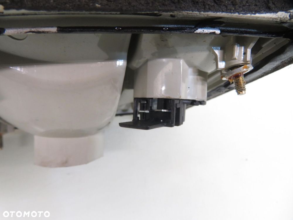 LAMPA LEWA TYLNA KLAPA AUDI 80 B4 8A9945093A - 4