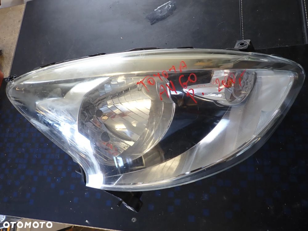 TOYOTA AYGO LAMPA PRZÓD PRZEDNIA PRAWA - 2