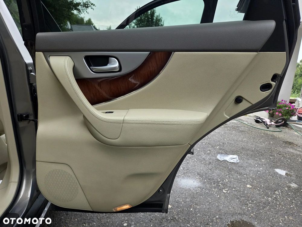 Infiniti QX70 3.0d S - 26