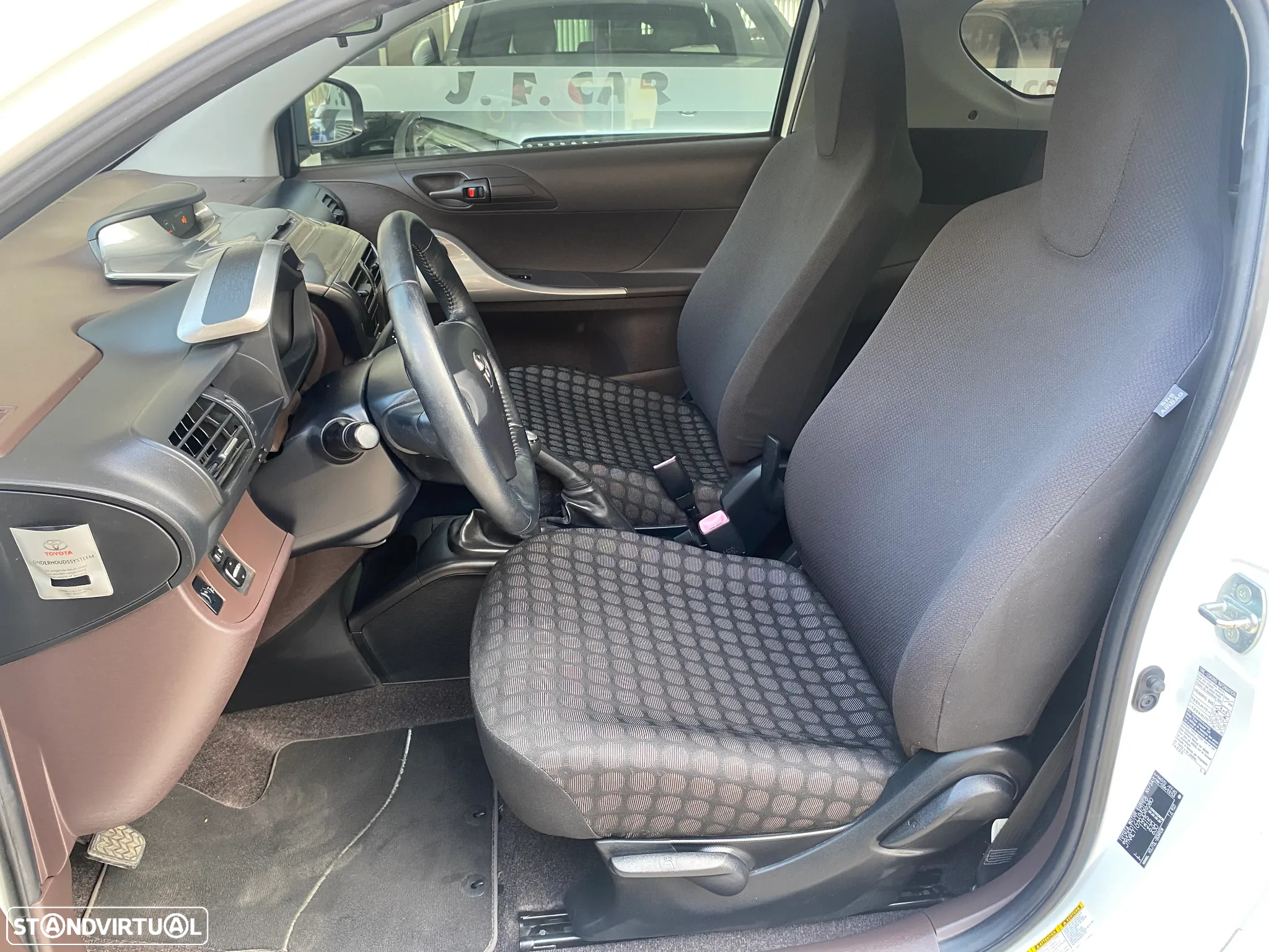 Toyota iQ 1.0 VVT-i - 32