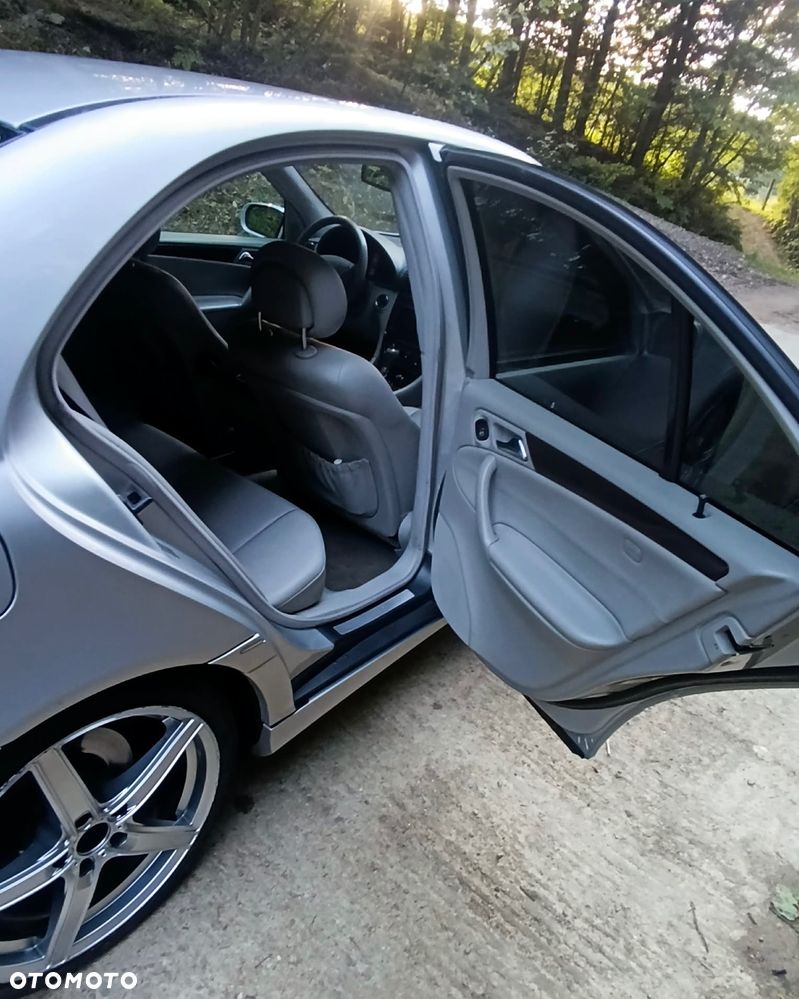 Mercedes-Benz Klasa C 240 Avantgarde 4-Matic - 11