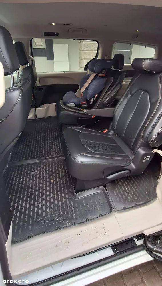 Chrysler Pacifica - 8