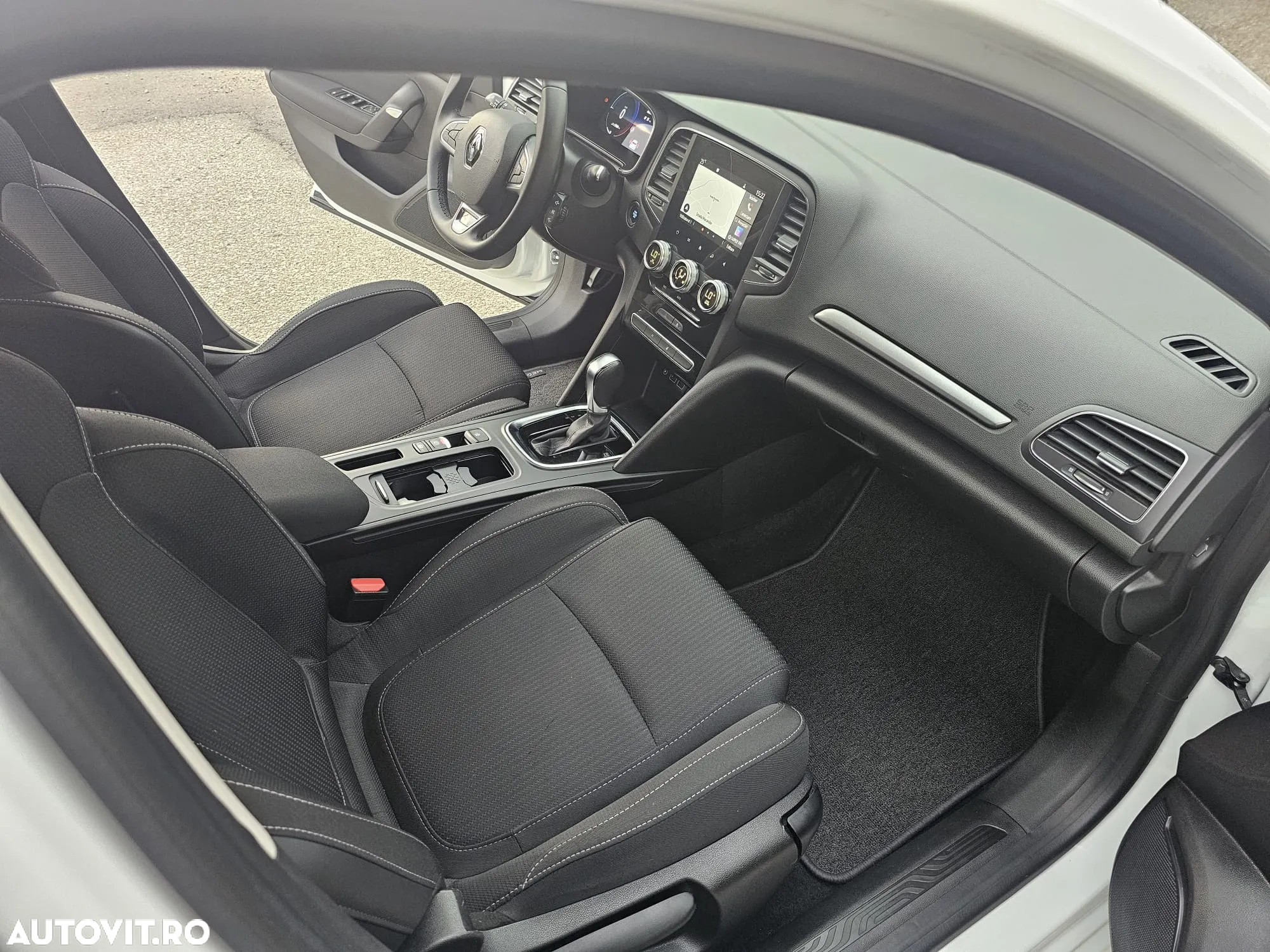 Renault Megane Grandtour E-TECH Plug-in 160 BUSINESS EDITION - 11