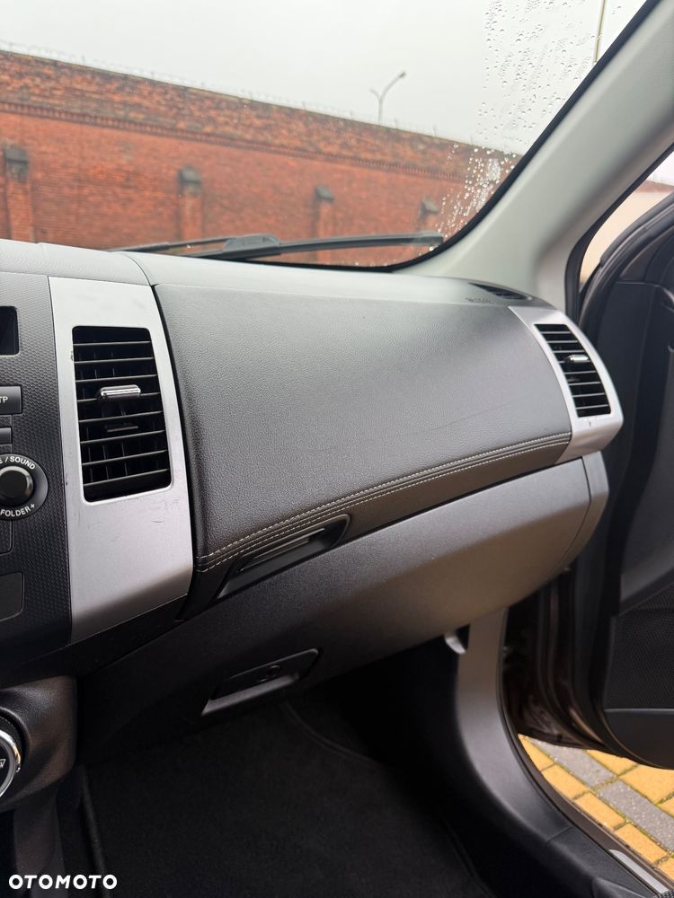 Mitsubishi Outlander 2.0 2WD Invite - 30