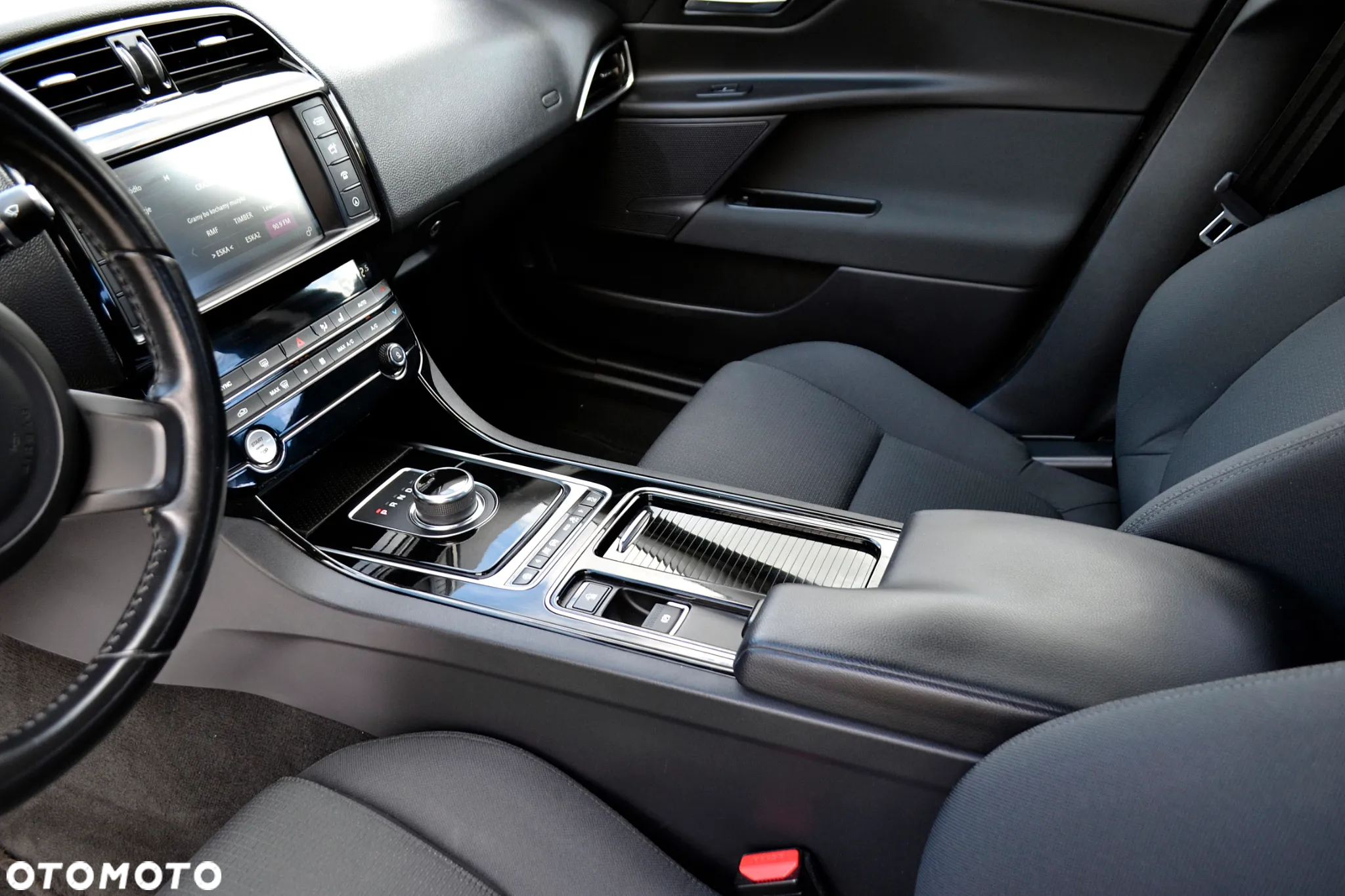 Jaguar XE - 16