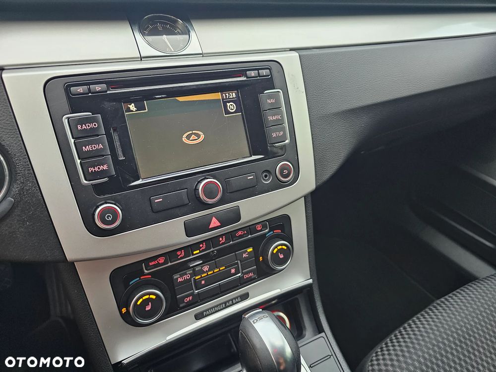 Volkswagen Passat 2.0 TDI Comfortline DSG - 13