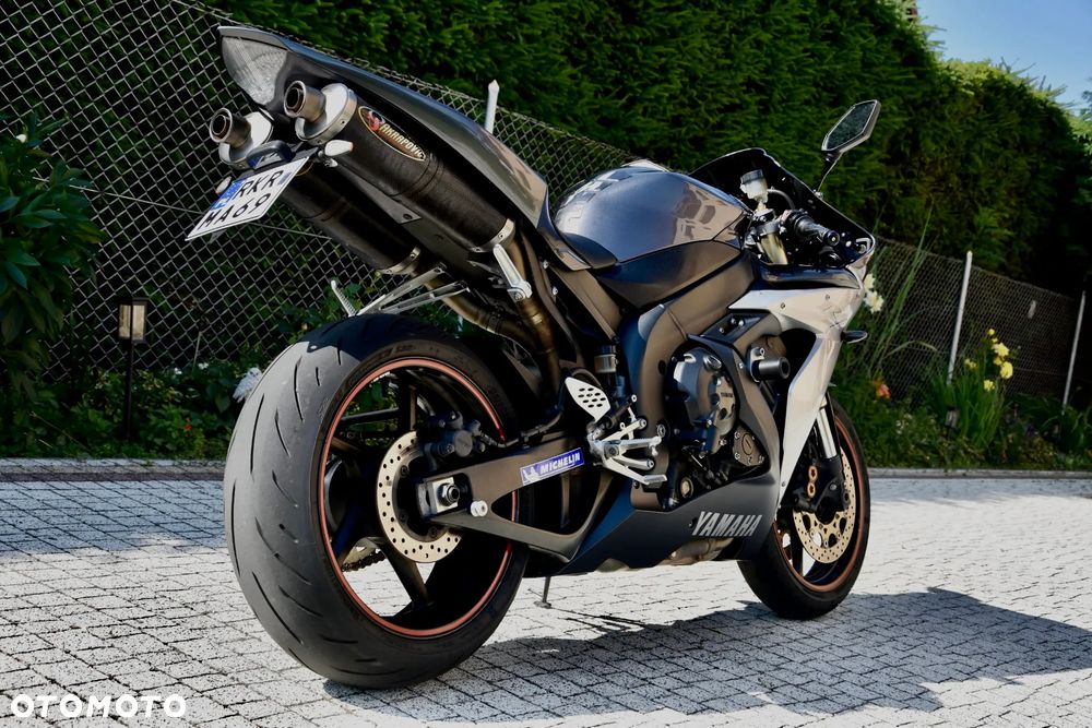 Yamaha R1 - 6
