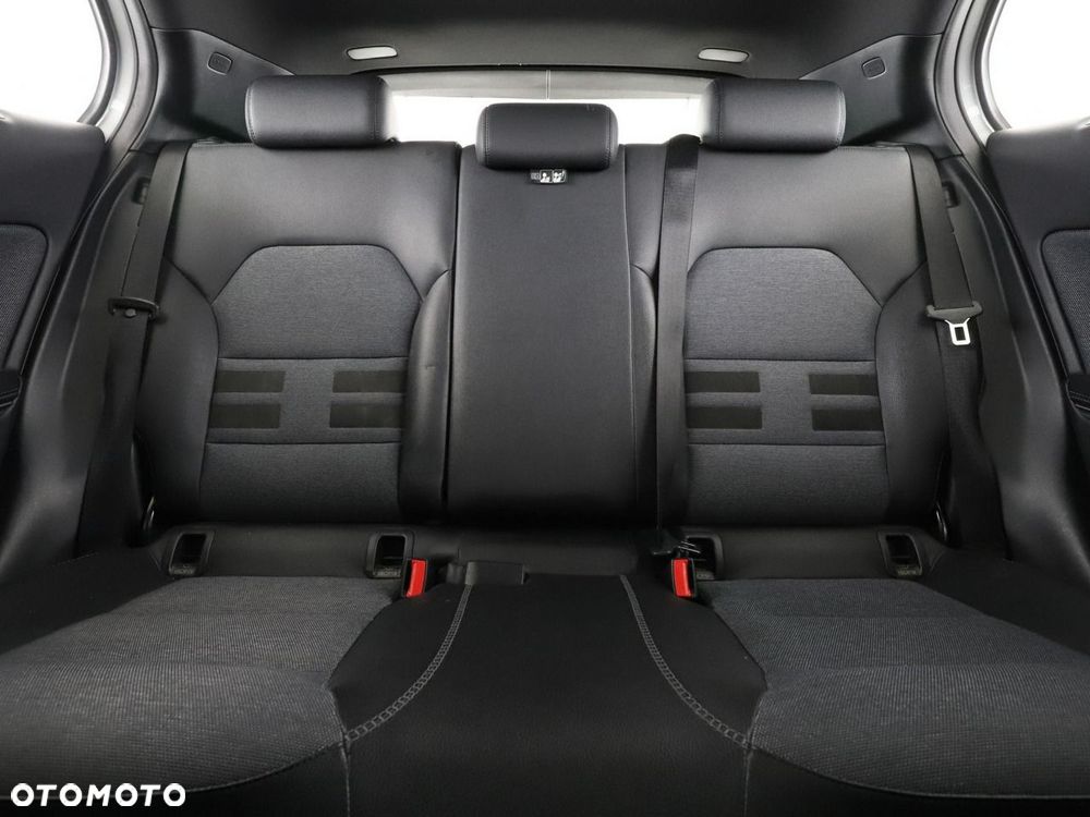 Mercedes-Benz GLA 200 7G-DCT - 19