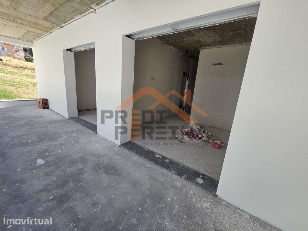 Moradia T4 em fase de construção, situada no Bairro Casal São Sebas... - Grande imagem: 2/23