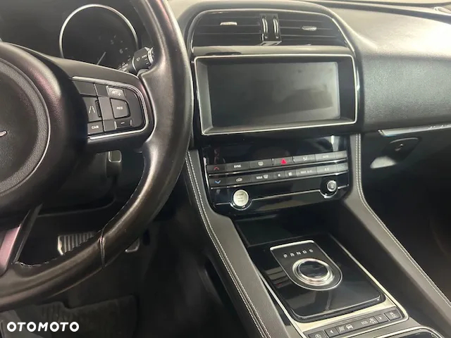 Jaguar F-Pace - 11