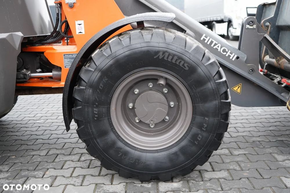 Hitachi ZW95  / ŁADOWARKA KOŁOWA  / 2020 R / WIDŁY DO PALET - 23