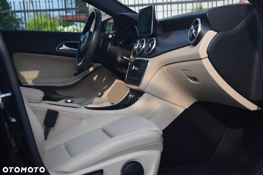 Mercedes-Benz GLA 200 7G-DCT Urban - 38