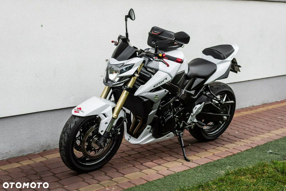 Suzuki GSR - 6