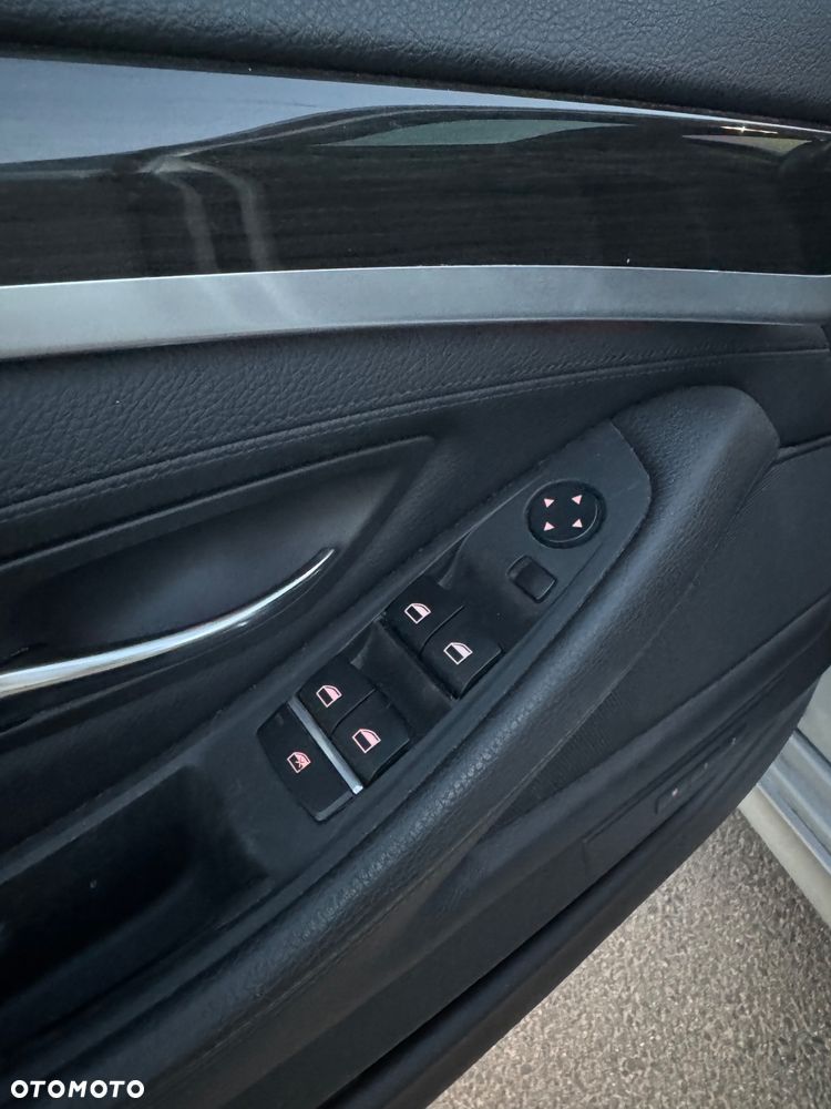 BMW Seria 5 523i Touring - 23