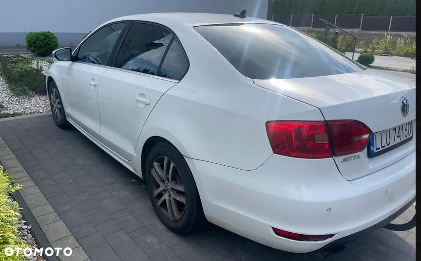 Volkswagen Jetta 2.0 TDI Highline DSG - 4