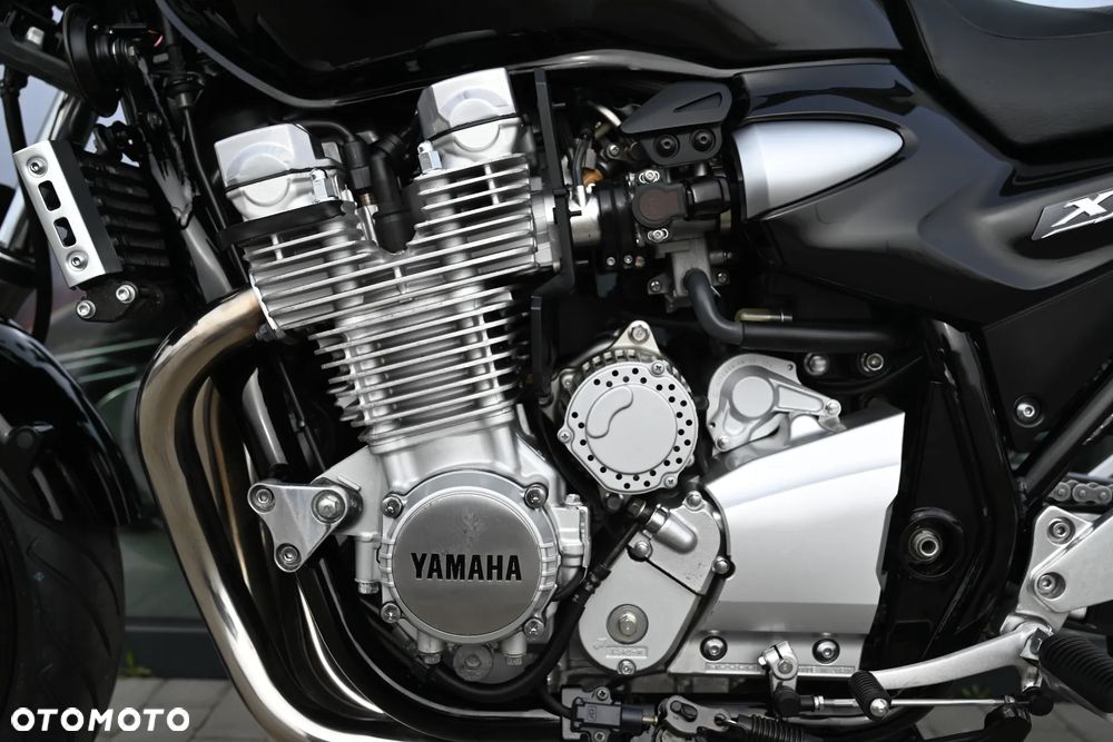 Yamaha XJR - 10