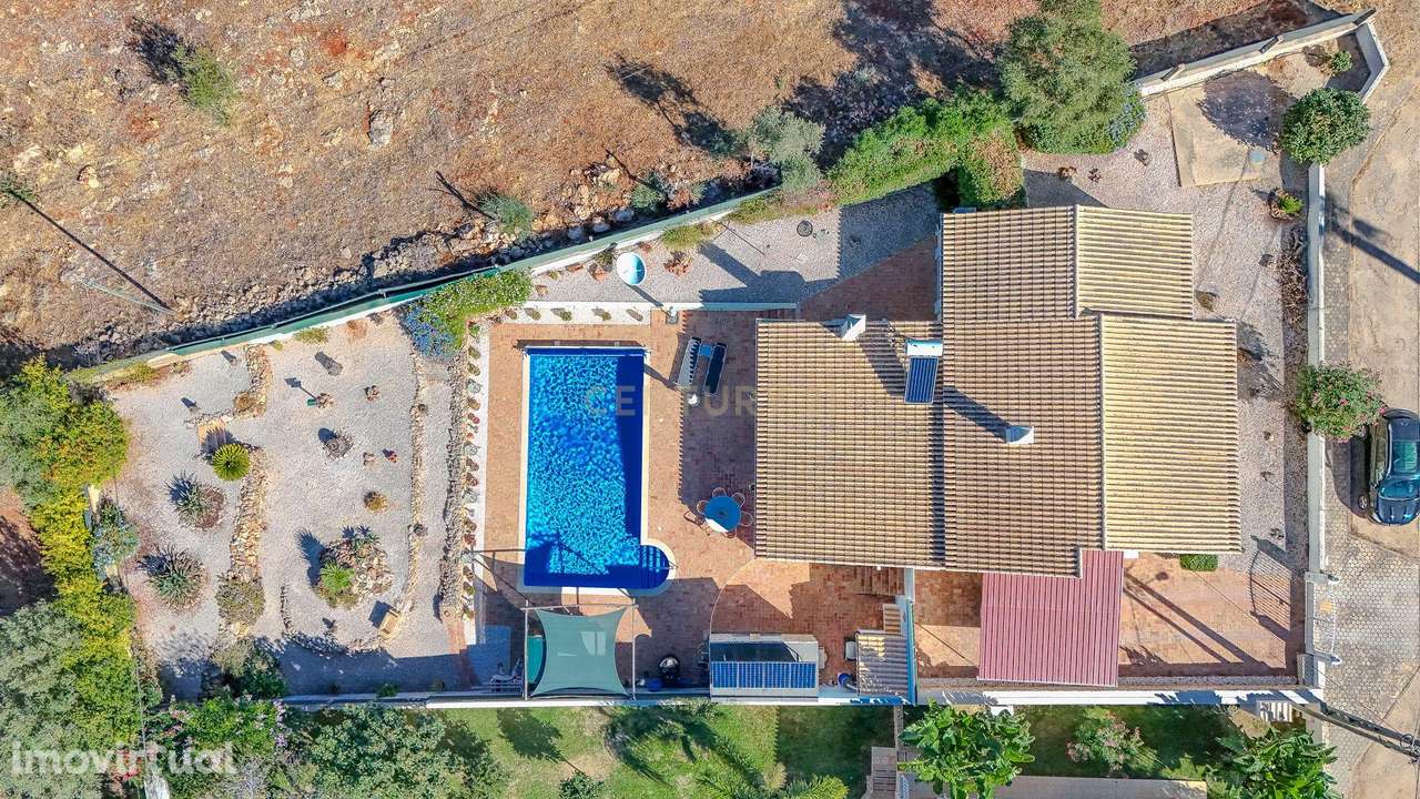 Moradia Térrea com Piscina e Jardim Paisagístico - Grande imagem: 2/46