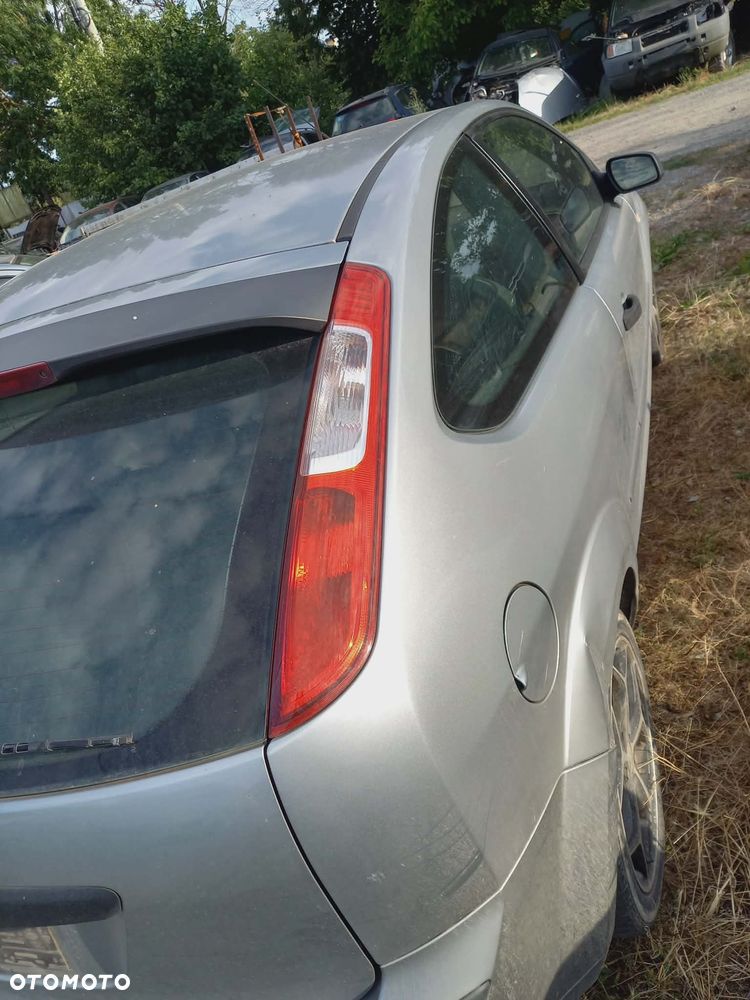 części Ford Focus Mk2 1.6 16V benzyna 3 drzwi hatchback 2005r  LAMPY tył prawa lewa - 2