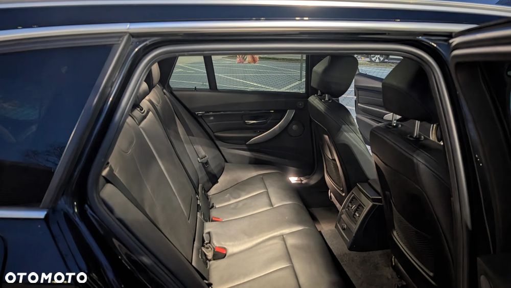 BMW Seria 3 330i M Sport - 8