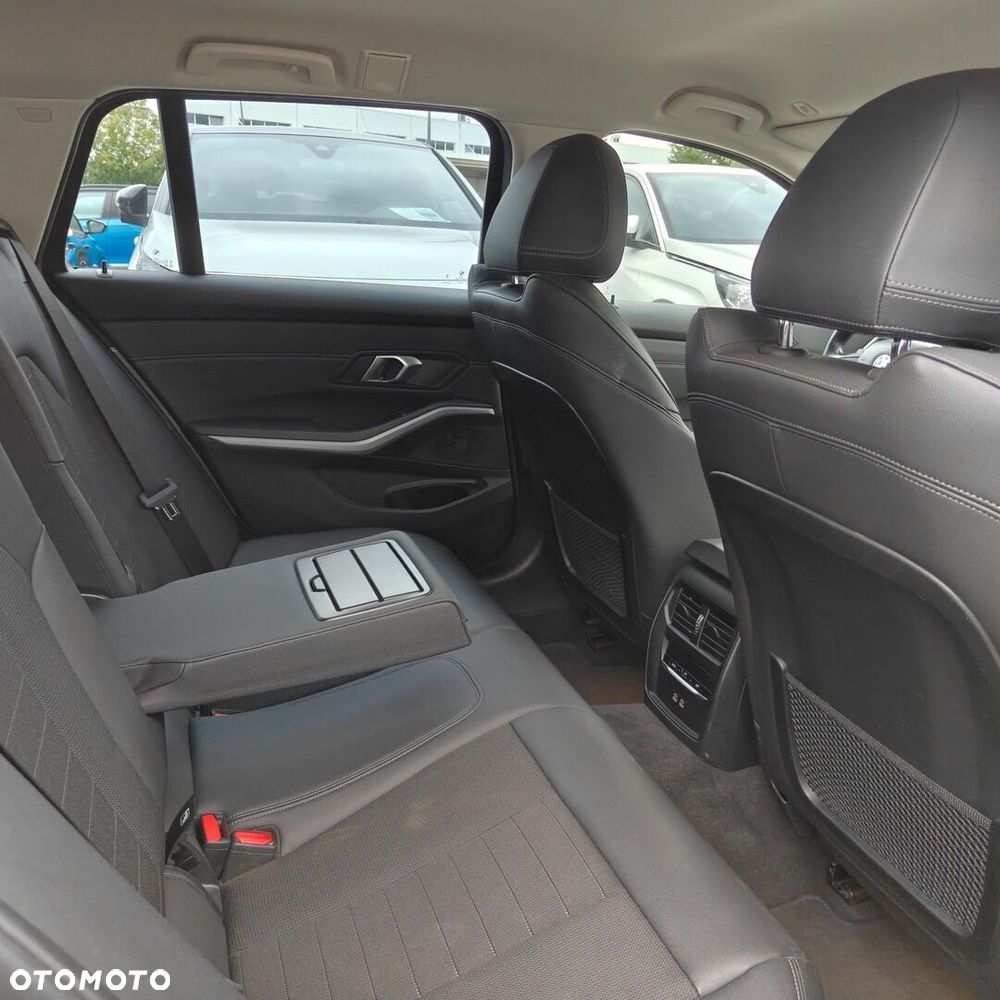 BMW Seria 3 320d xDrive mHEV - 11