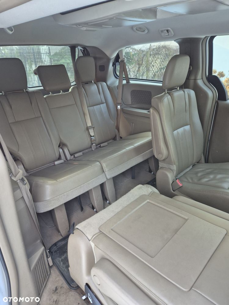 Chrysler Town & Country - 6