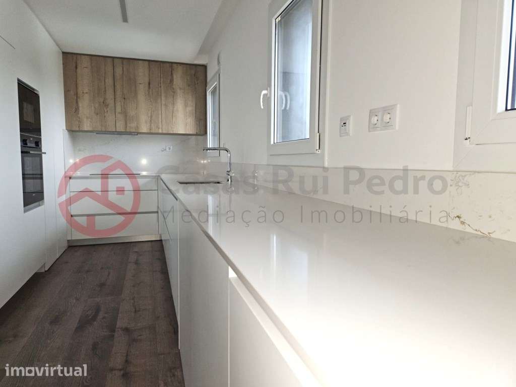 Apartamento T3 + Apartamento T2 com parqueamento, no Feijó - Grande imagem: 4/26