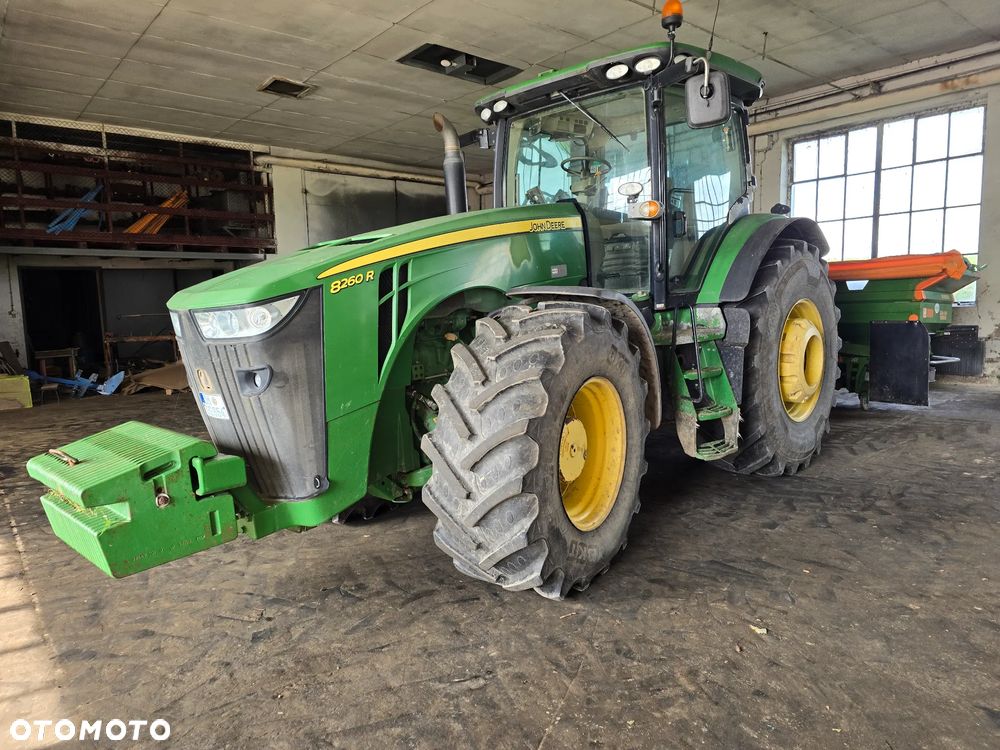 John Deere 8260R
