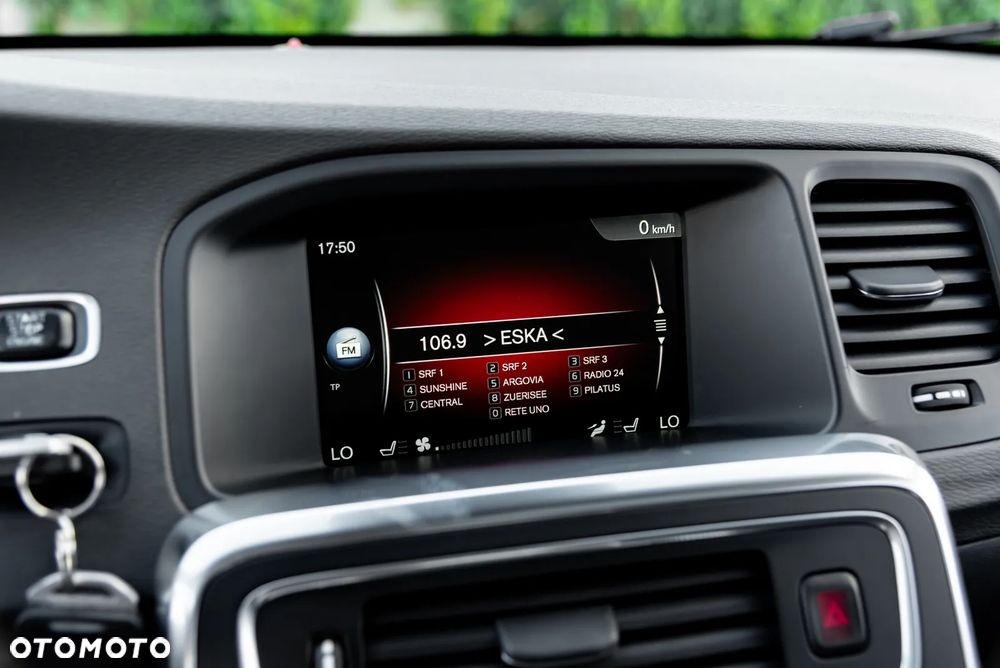 Volvo V60 D6 AWD Plug-in Hybrid Momentum - 33