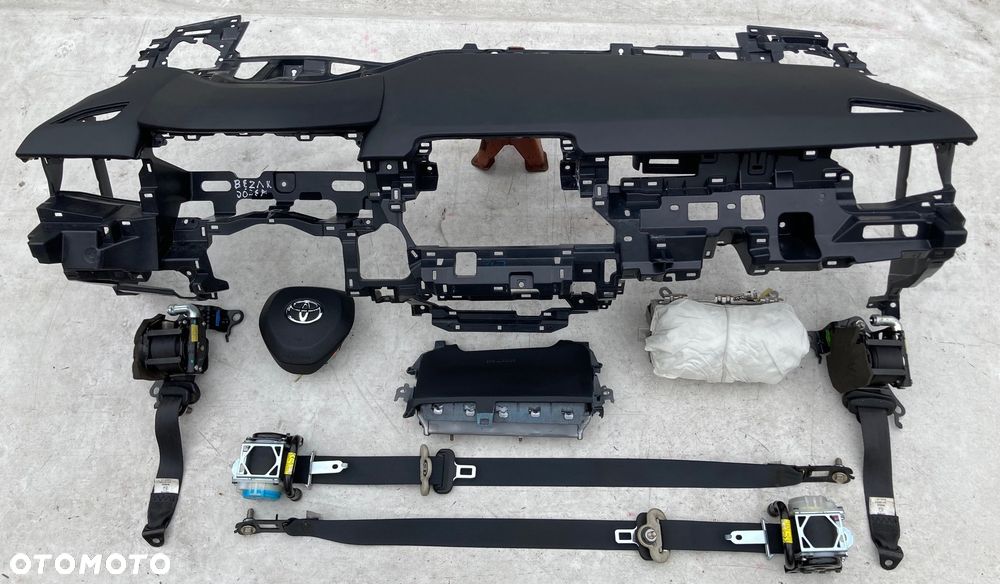 TOYOTA COROLLA E21 DESKA KONSOLA KOKPIT PULPIT PÓŁKA PARAPET AIRBAG PODUSZKI KURTYNA KURTYNY FOTELA PASY PAS - 2