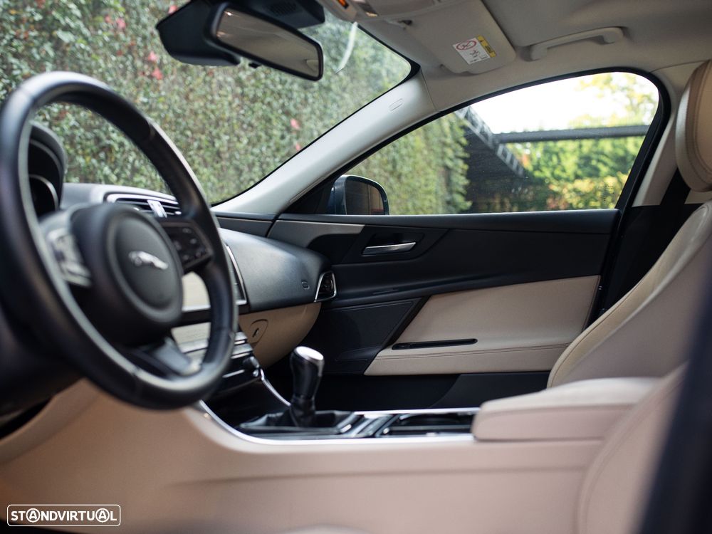 Jaguar XE 2.0 D Prestige - 27