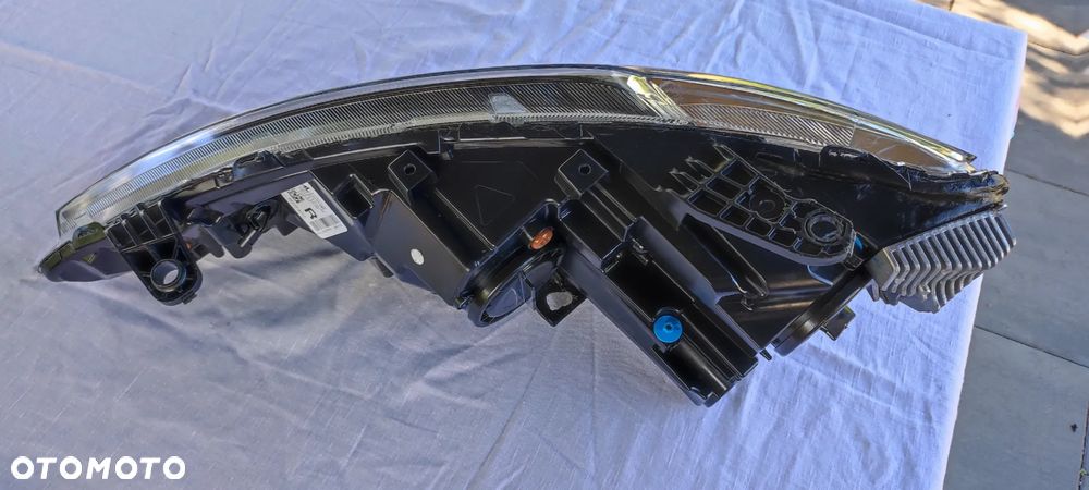 Lampa prawy przód Chrysler Pacifica Hybrid 2017 Lekko Uszkodzona - 9