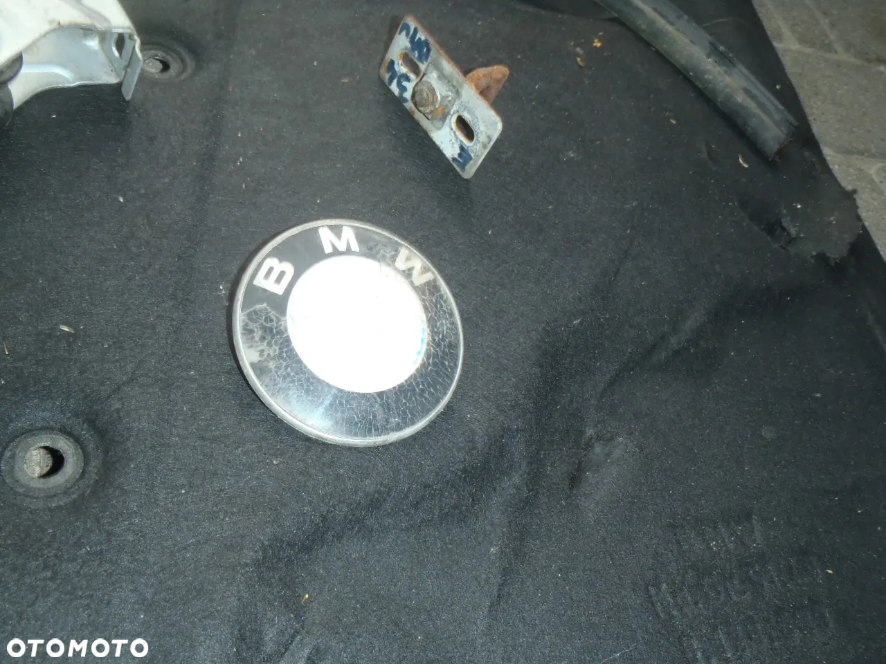 zawias rolka zamek logo uszczelka wyciszenie z maski spryskiwacz  bmw e34 bez rdzy - 4