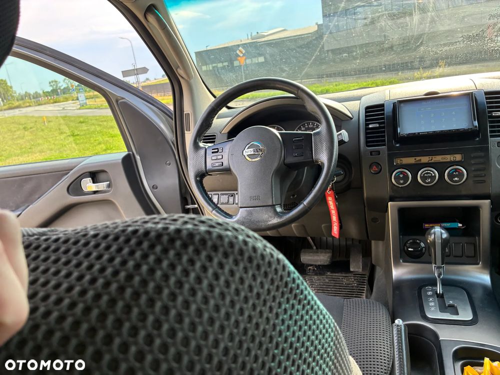 Nissan Pathfinder 2.5 dCi SE - 23
