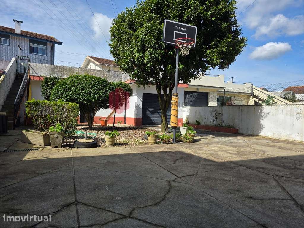Moradia T3 de três frentes, com três pisos, anexos e garagem, inser... - Grande imagem: 3/27