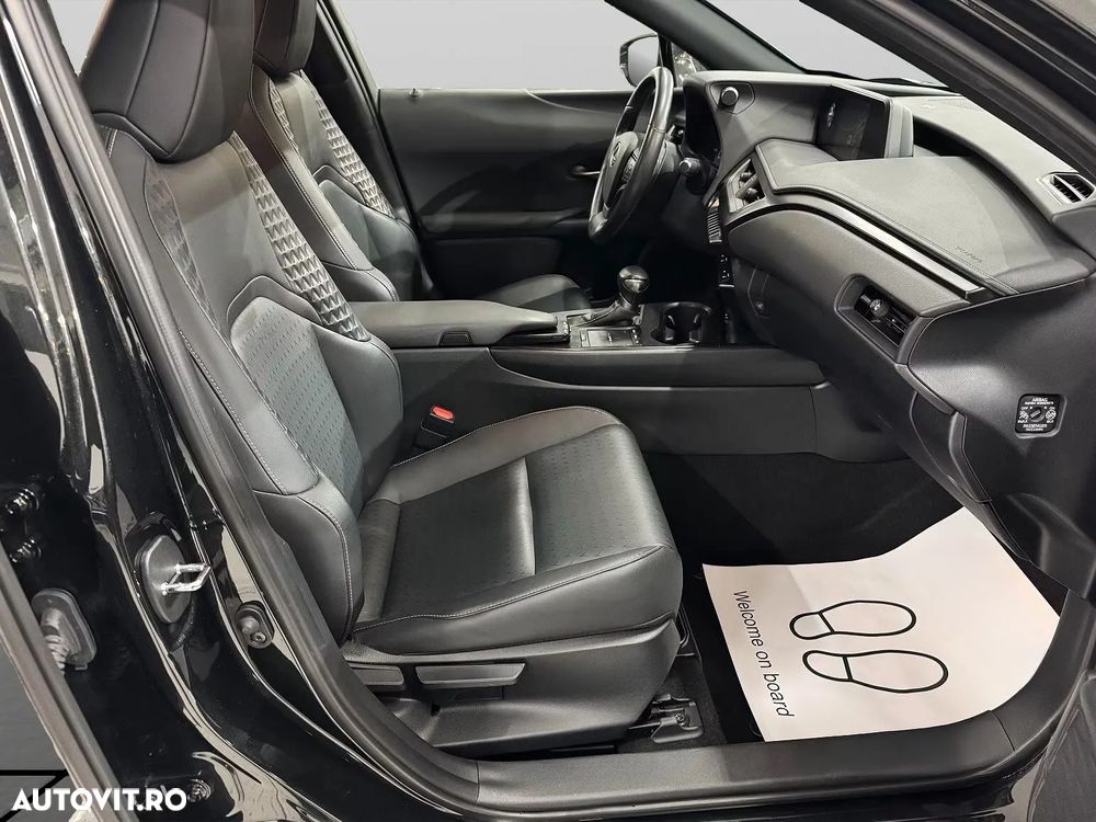 Lexus UX 250h FWD Executive - 11