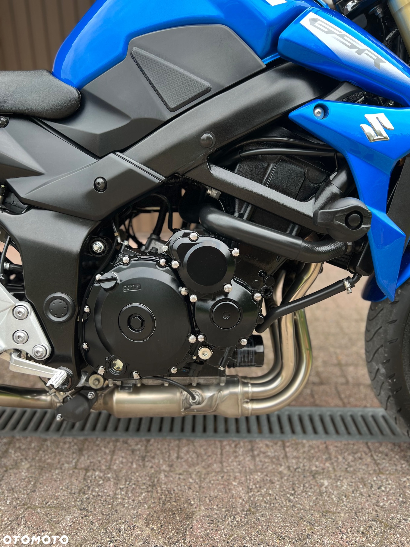Suzuki GSR - 13