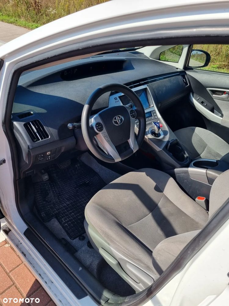 Toyota Prius (Hybrid) - 11