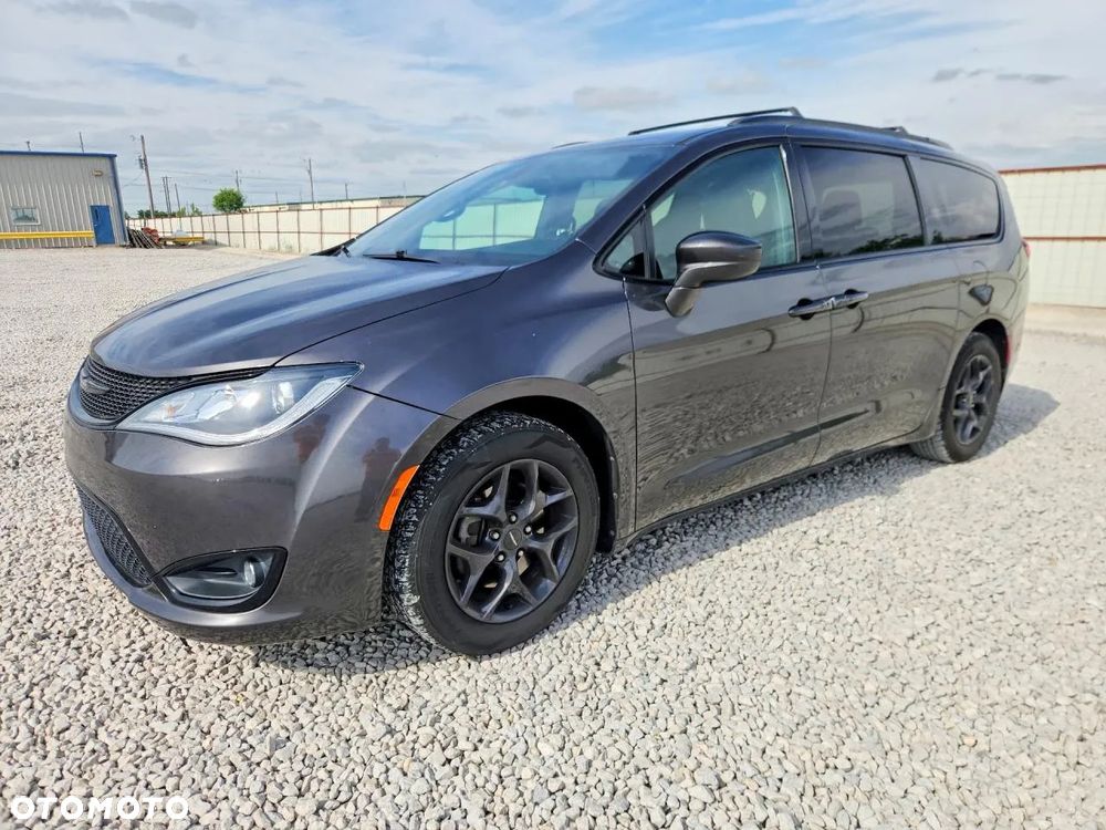 Chrysler Pacifica - 1