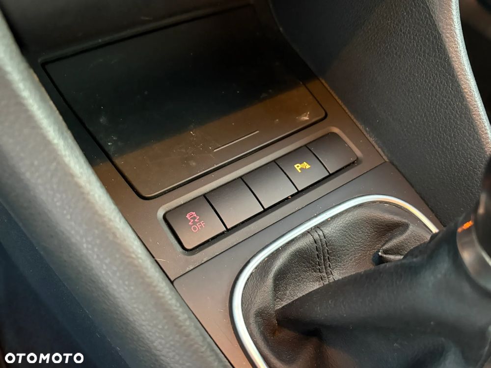 Volkswagen Golf 1.6 TDI DPF Comfortline - 25