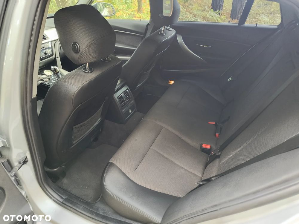 BMW Seria 3 320d xDrive - 17