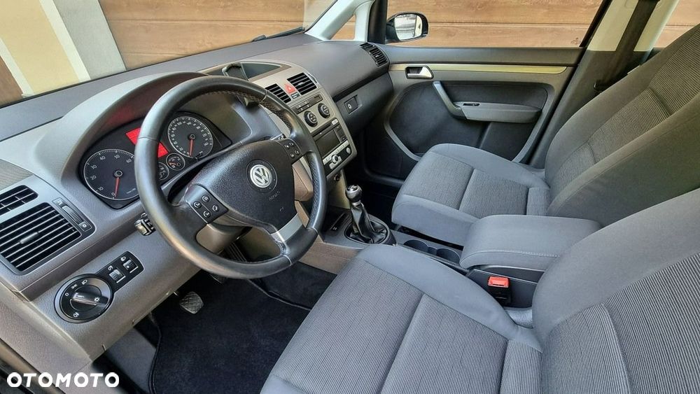 Volkswagen Touran - 11