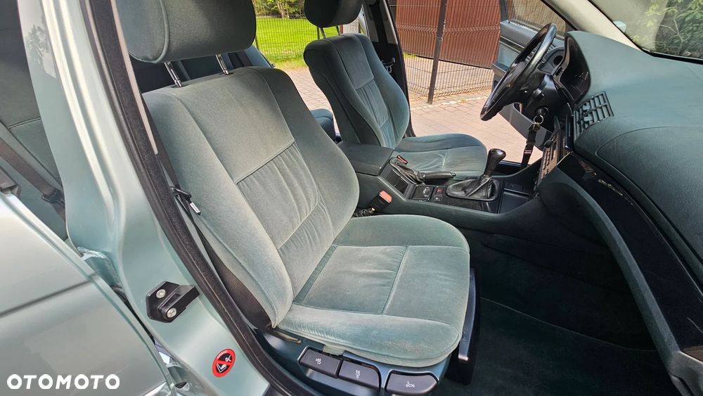 BMW Seria 5 523i - 32