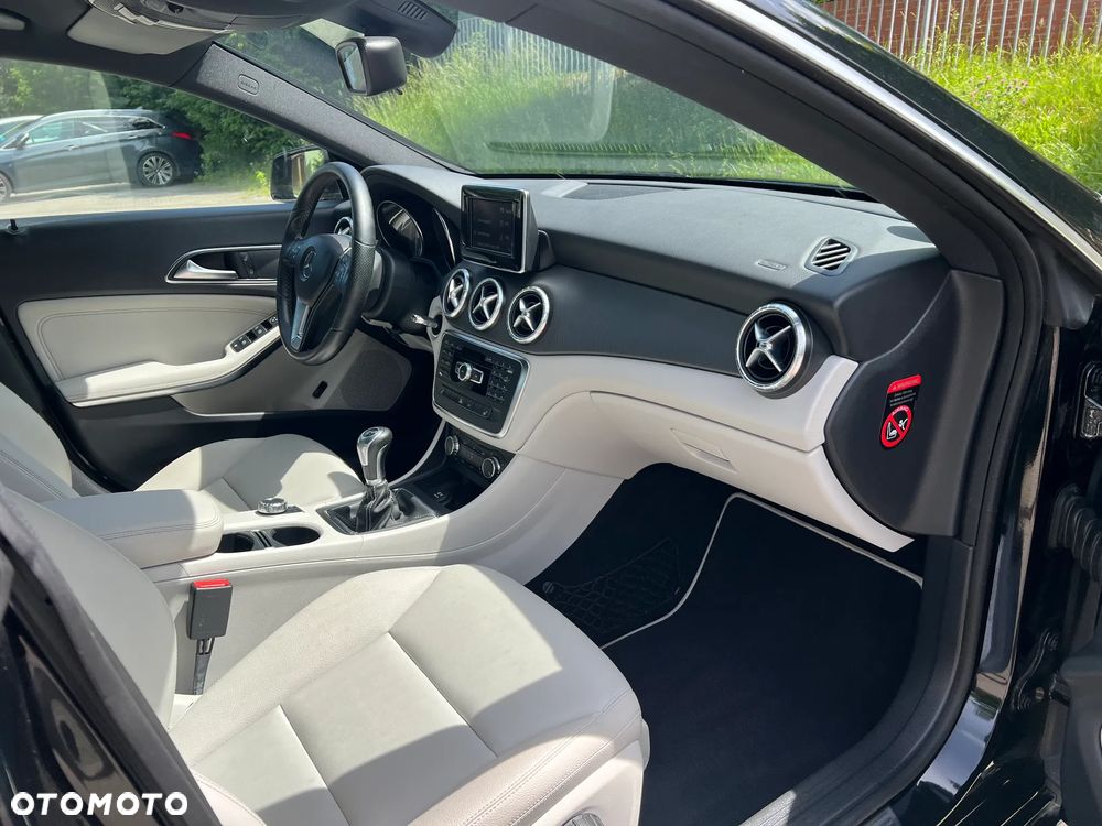 Mercedes-Benz CLA 200 Urban - 21