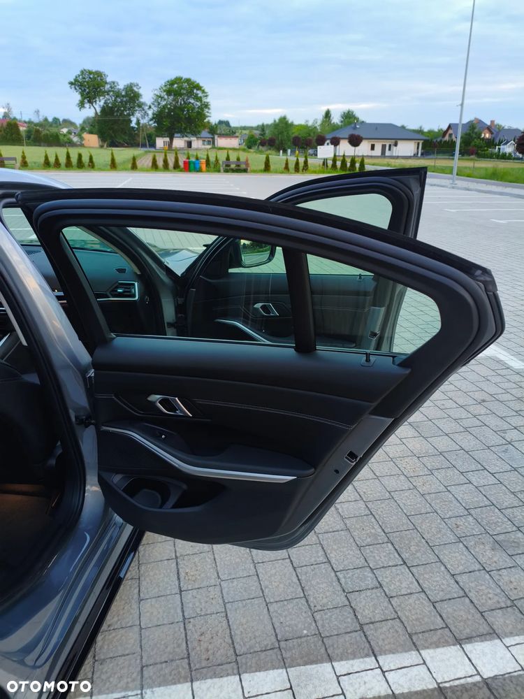 BMW Seria 3 320d xDrive mHEV - 21
