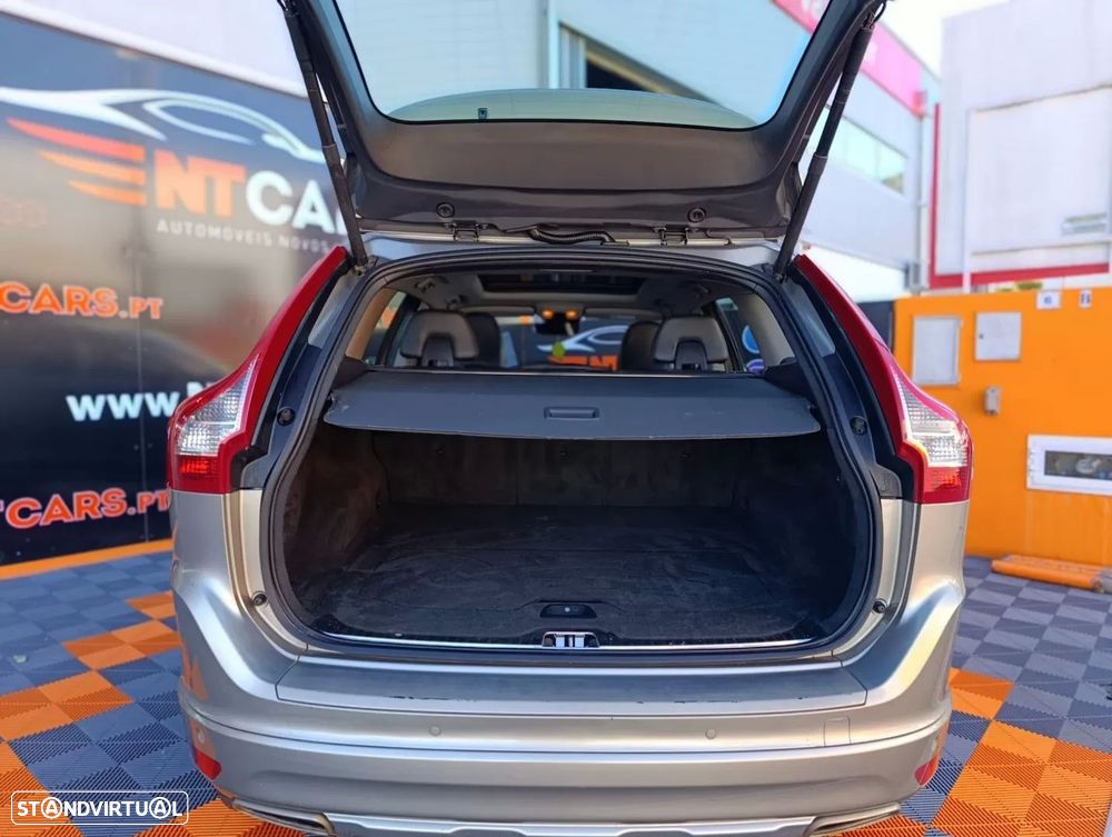 Volvo XC 60 2.0 D4 Momentum Geartronic - 22