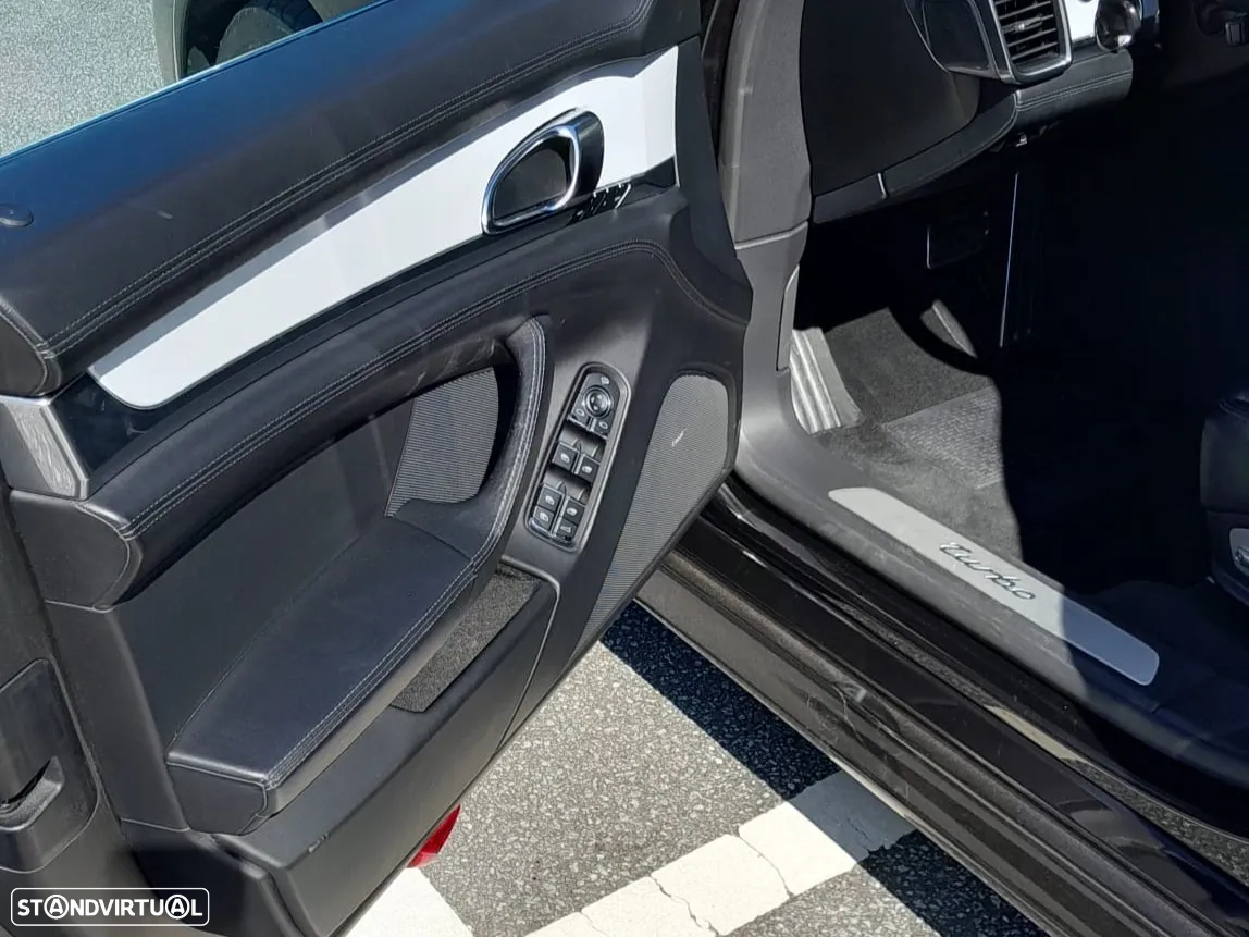Porsche Panamera Turbo PDK - 22