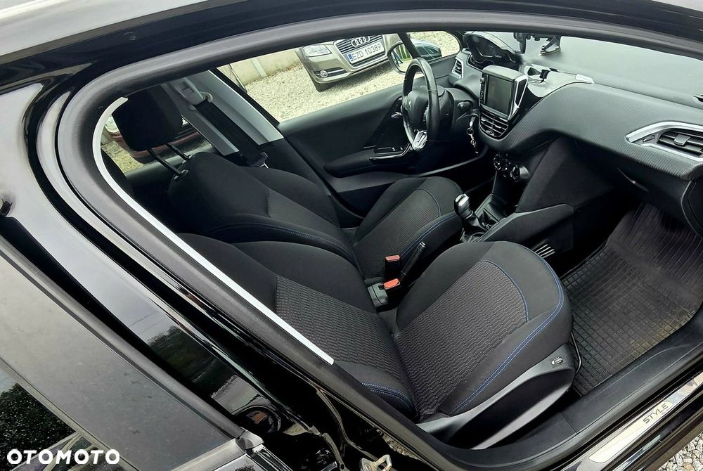 Peugeot 208 - 8