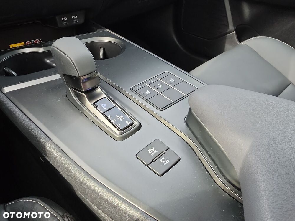 Lexus UX 300h F Sport Design - 24