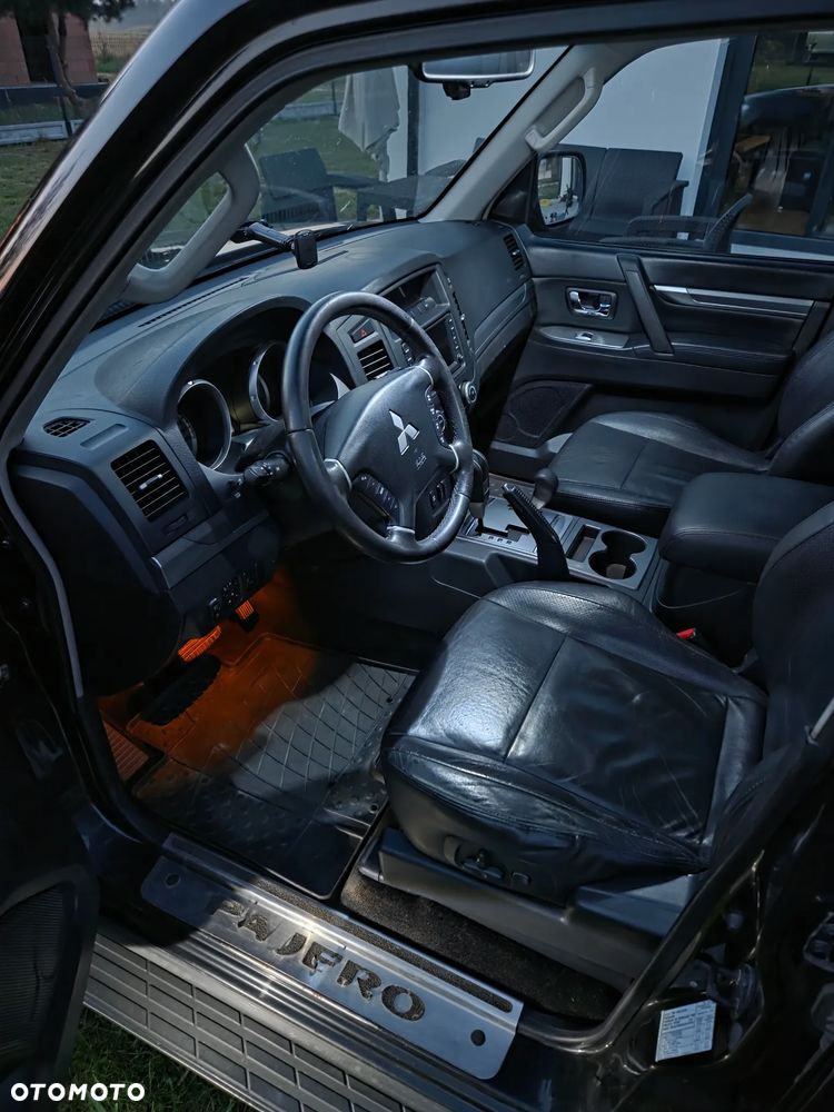 Mitsubishi Pajero - 12