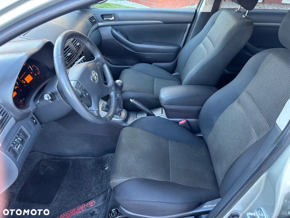 Toyota Avensis 1.8 VVT-i Executive - 18